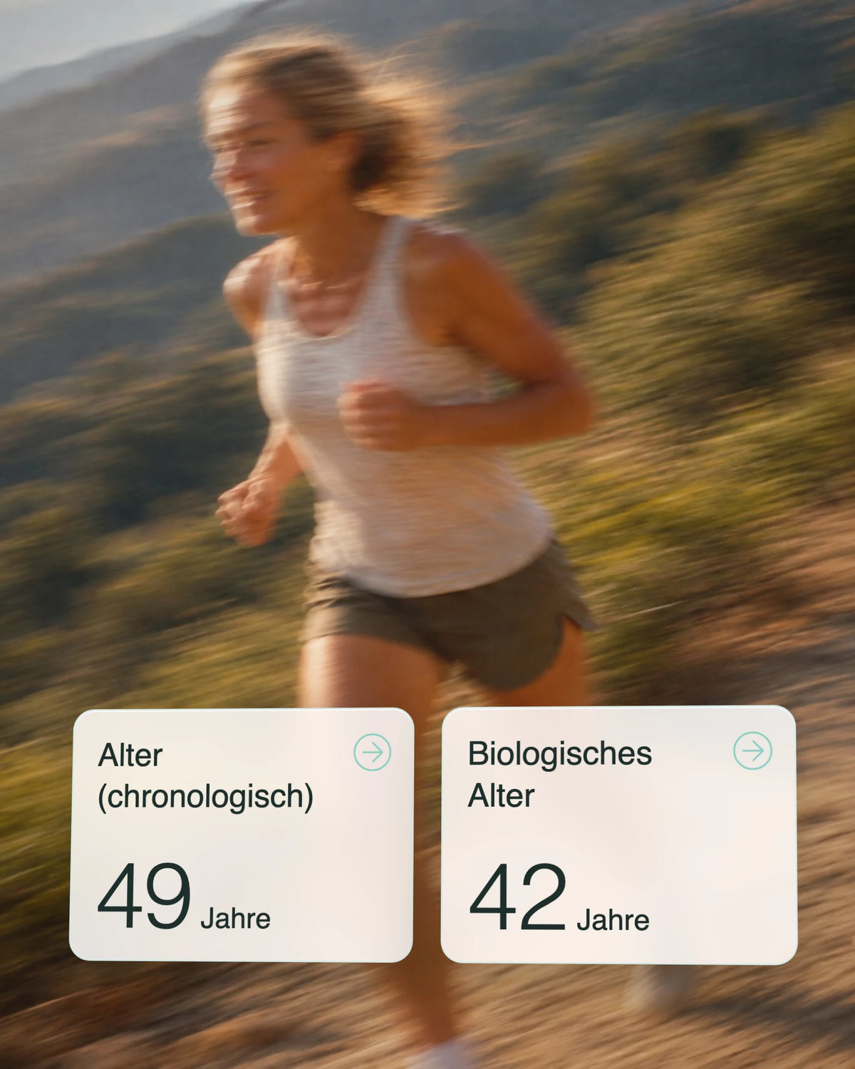 Frau Anfang 50 joggt einen sonnigen Hügelpfad hinauf, darüber zwei Ergebniskarten aus der LIFETIME-App: Alter chronologisch 49 Jahre, biologisches Alter 42 Jahre