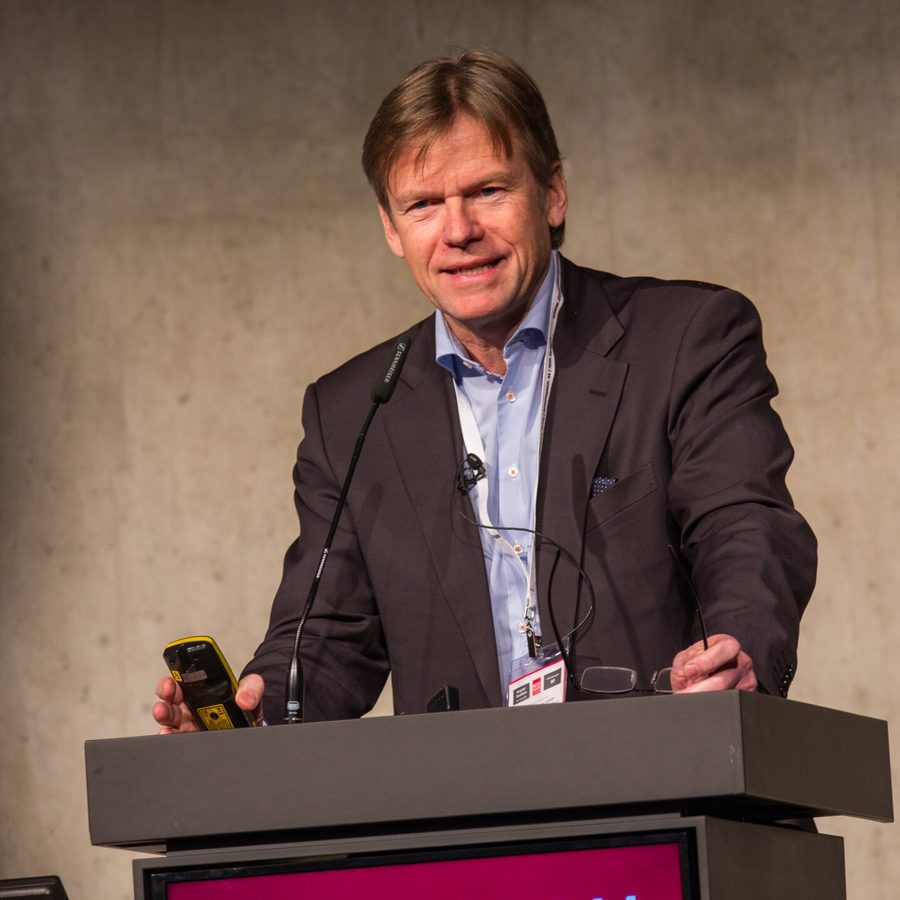Prof. Dr. med. Volker Limmroth bei einem Fachvortrag am Rednerpult